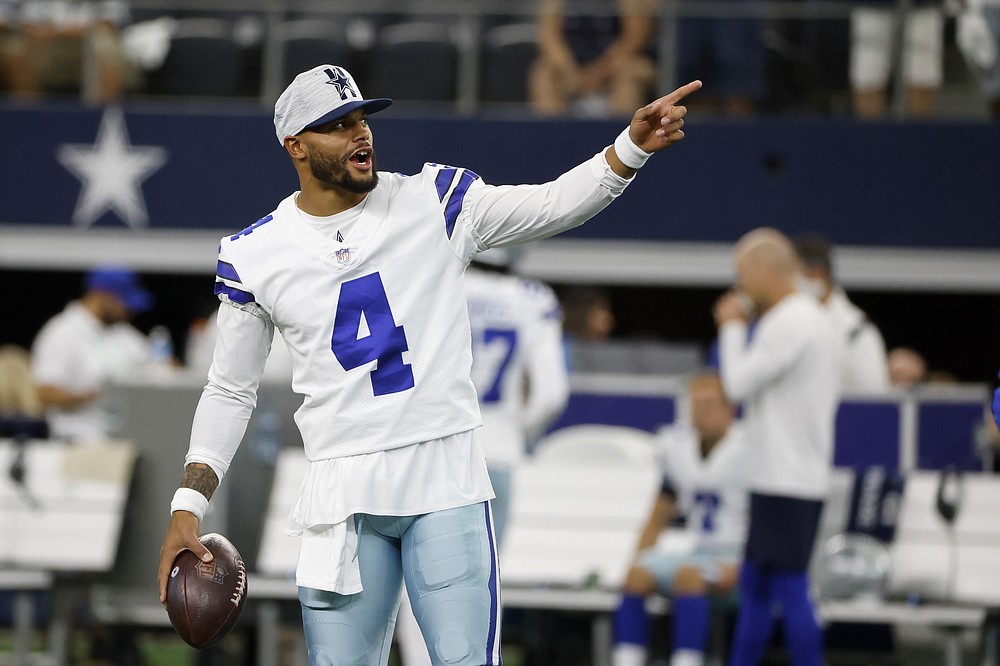 El quarterback de los Cowboys de Dallas Dak Prescott gesticula durante el partido de pretemporada contra los Texans de Houston, el sábado 21 de agosto de 2021, en Arlington. (AP Foto/Michael Ainsworth)