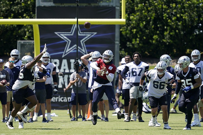 El quarterback de los Cowboys de Dallas Dak Prescott (centro) lanza un pase durante un entrenamiento de pretemporada, el mi&#xe9;rcoles 25 de agosto de 2021, en Arlington. (AP Foto/Tony Guti&#xe9;rrez)