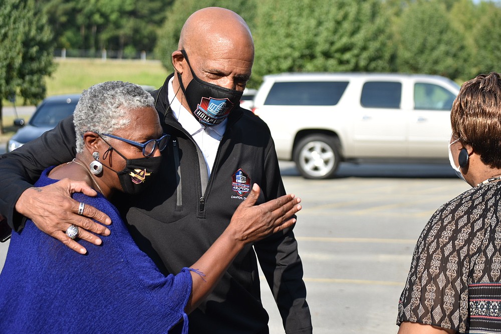 Ex-Cowboys star Drew Pearson visits Heights nursing home