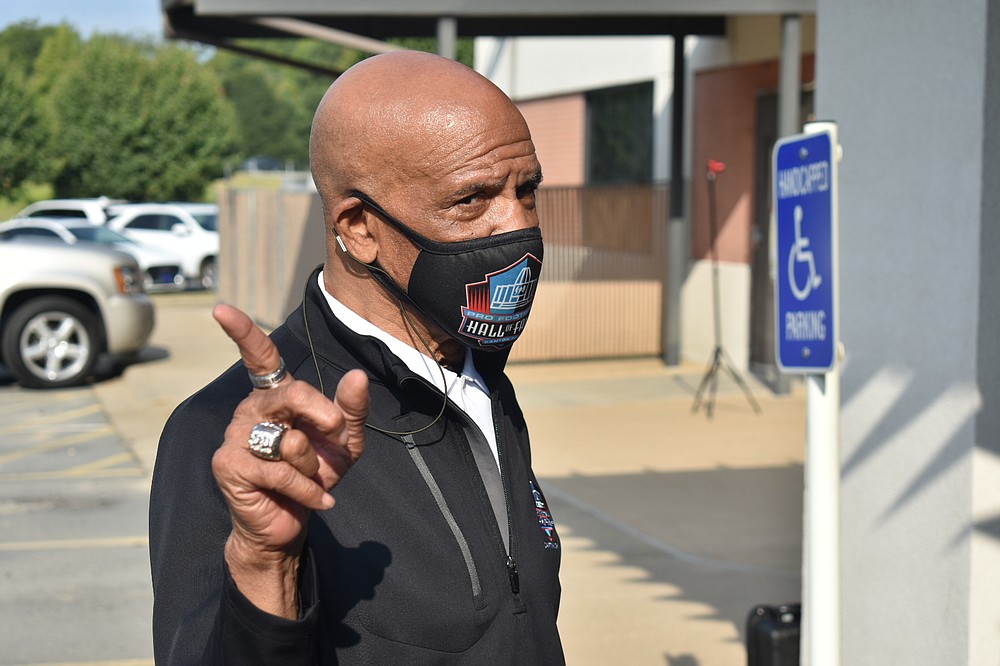 Dallas Cowboys great Drew Pearson visits the Watson Chapel Health Complex to encourage vaccinations against covid-19. (Pine Bluff Commercial/I.C. Murrell)