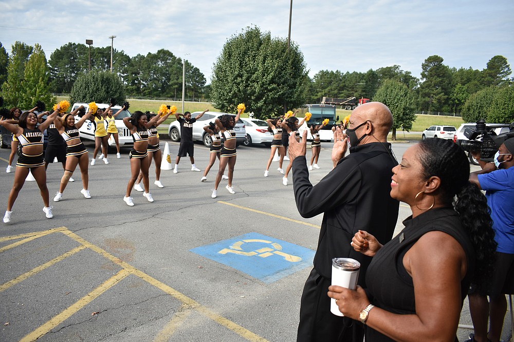 Dallas Cowboys great Drew Pearson pushes for vaccinations on Pine Bluff  visit