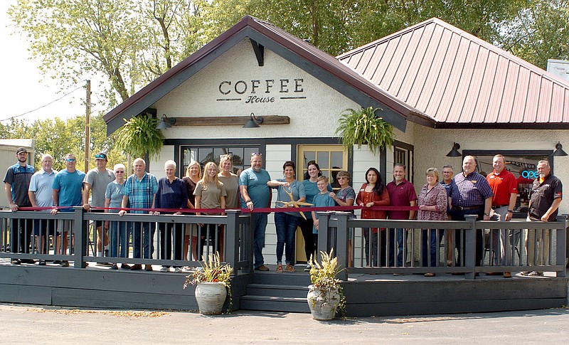 Westside Eagle Observer/RANDY MOLL
The ribbon was cut on Caswell & Co. Bakery at 225 S. Gentry Blvd. on Thursday. Cutting the ribbon was business owner Denise Caswell, accompanied by Dr. John Caswell and their children. The new business sells bakery products and is open from 5:30 a.m. to 4 p.m. on Tuesday through Friday and 8 a.m. to 12 p.m. on Saturday. It is closed on Sundays and Mondays. For more information on the new bakery and its offerings, call 479-525-6010.