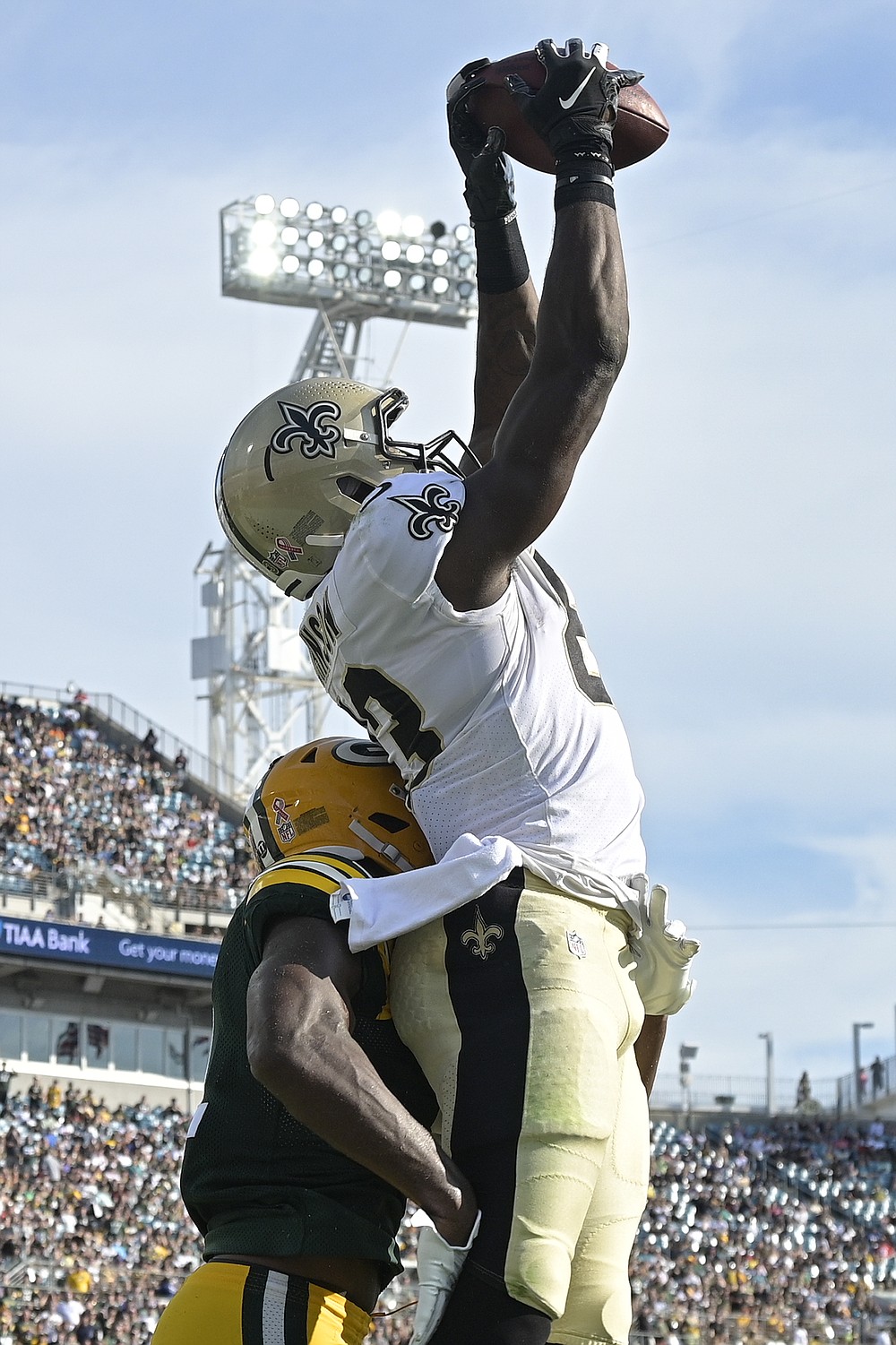 New Orleans Saints tight end Juwan Johnson (83) warms up before an