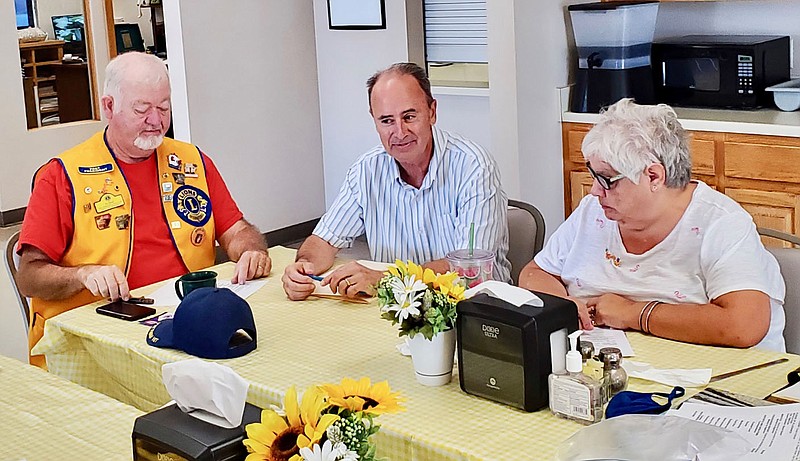 Photo by Jeff Davis
Steve Harari (center) visits with Gravette Lions Club members Al Blair and Melissa Williams at the Sept. 7 meeting of the club. Harari was guest speaker at the meeting and shared information about his background; his business, Narrow Path Advisors; and his new role as president of the Greater Gravette Chamber of Commerce.