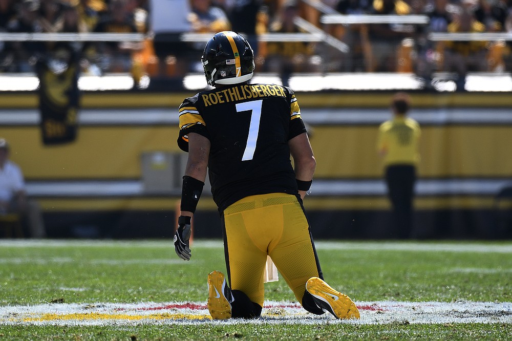 Pittsbugh, United States. 19th Sep, 2021. Las Vegas Raiders quarterback  Derek Carr (4) warms up before the start of the game against the Pittsburgh  Steelers at Heinz Field on Sunday, September 19