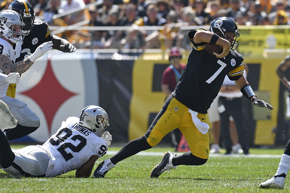 Pittsbugh, United States. 19th Sep, 2021. Las Vegas Raiders quarterback  Derek Carr (4) warms up before the start of the game against the Pittsburgh  Steelers at Heinz Field on Sunday, September 19