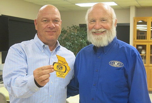 Westside Eagle Observer/SUSAN HOLLAND
Dennis Kurczek, newly installed president of the Gravette Kiwanis Club, displays the patch the club received for their club banner recognizing their contribution to the Earl Collins Foundation. The patch was presented by Dan Yates (right), a board member of the foundation, which awards scholarships to graduating seniors in Arkansas and Missouri.