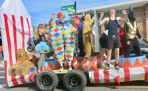 Westside Eagle Observer/SUSAN HOLLAND
Members of the Gravette High School senior class won the award for best float in the homecoming parade with their circus theme float. The float featured lions, a gorilla, a clown, a weightlifter and others performing in three gaily decorated circus rings.