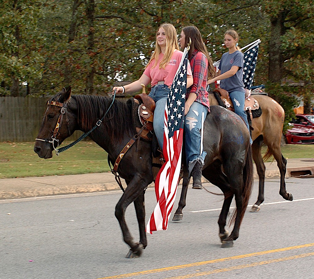 Westside Eagle Observer/RANDY MOLL
Students on horseback brought up the rear of the Gentry homecoming parade held on Friday afternoon.