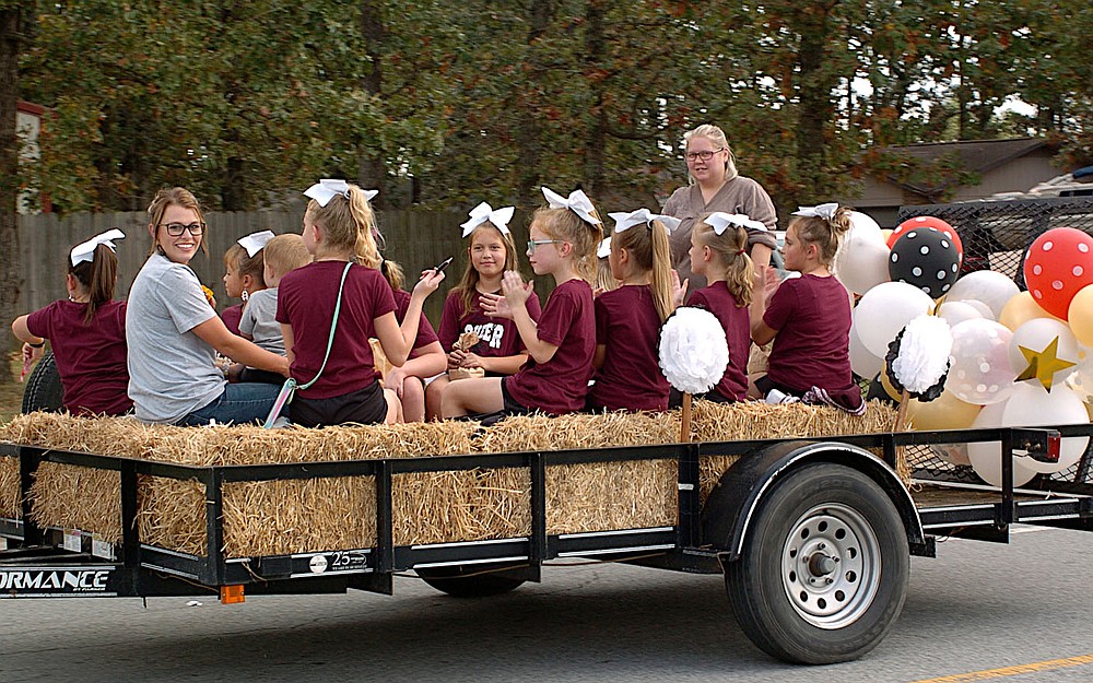Westside Eagle Observer/RANDY MOLL
Groups of cheerleaders rode in the Gentry homecoming parade on Friday.