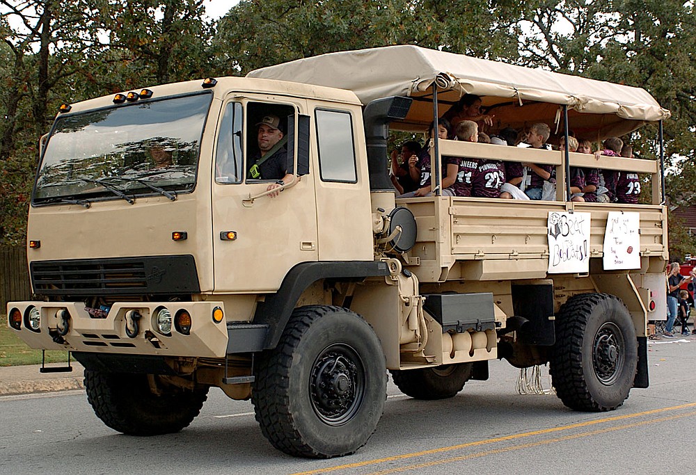 Westside Eagle Observer/RANDY MOLL
Groups of young Pioneer football teams participated in Friday's homecoming parade.