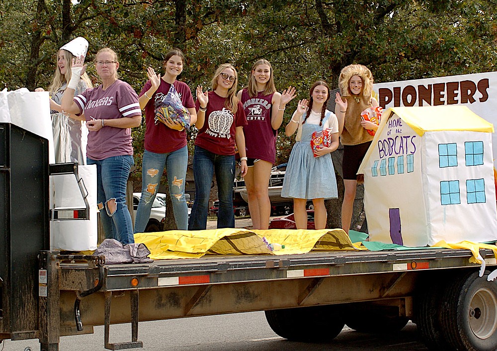 Westside Eagle Observer/RANDY MOLL
Gentry's homecoming parade included class floats emphasizing the goal of the Pioneers defeating the Bobcats.