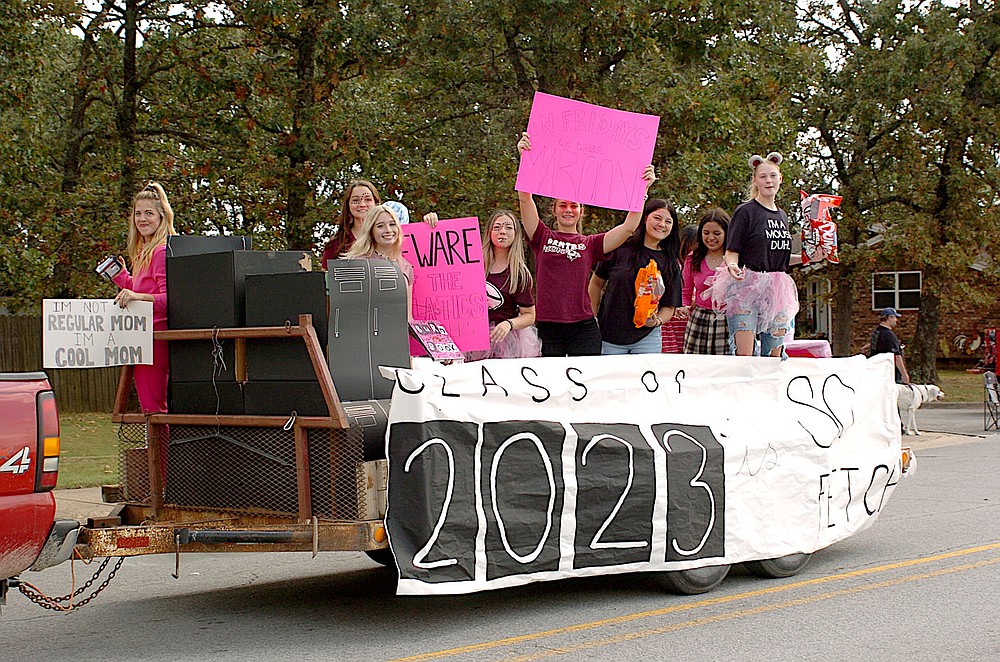 Westside Eagle Observer/RANDY MOLL
Gentry's homecoming parade included class floats emphasizing the goal of the Pioneers defeating the Bobcats.