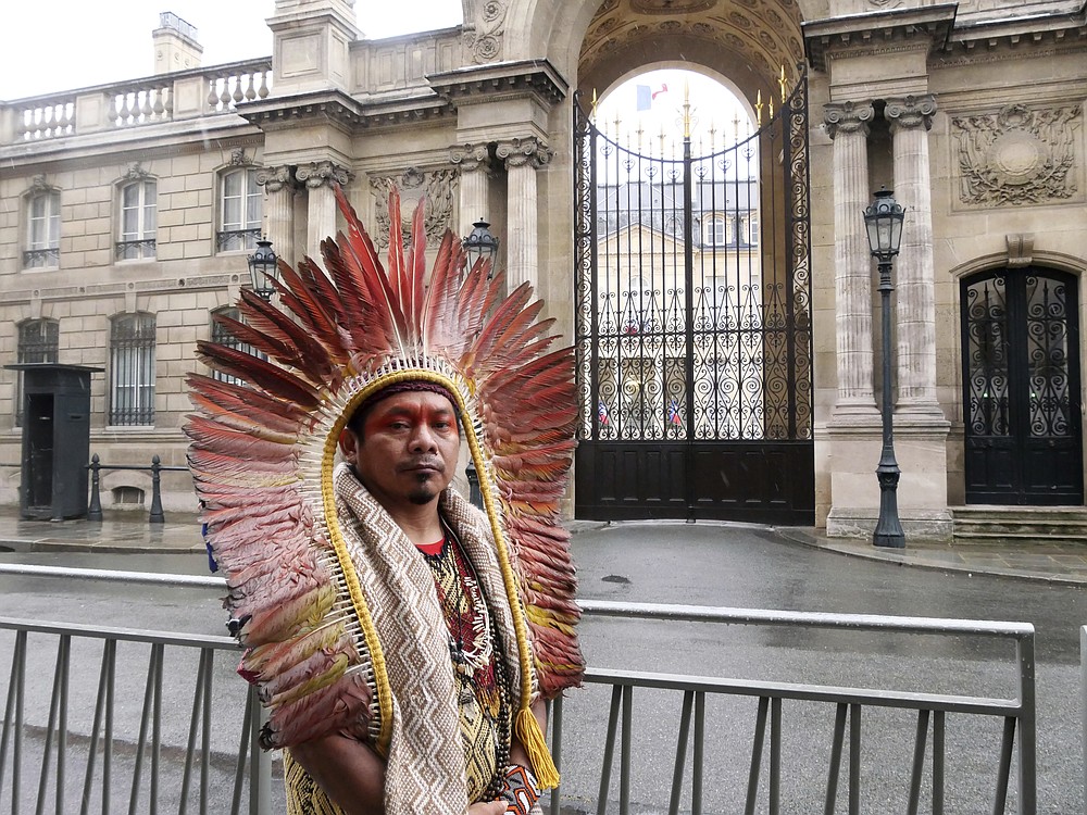 Ninawa Inu Huni kui stands in front of the Elysee Palace after he delivered a letter to the office of French President Emmanuel Macron, in Paris, Saturday, Oct. 2, 2021. A Brazilian Indigenous leader is appealing to France's president to use his sway to fight deforestation of the Amazon. (AP Photo/Nicolas Garriga)