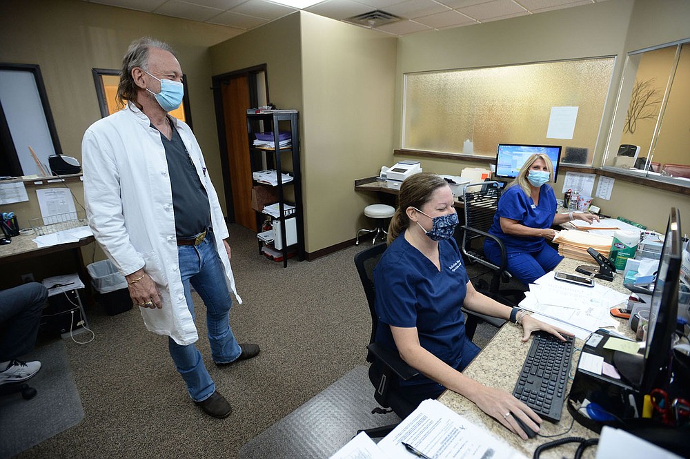 Dr. Steve Hennigan Wednesday, Sept. 29, 2021, Visit nwaonline.com/211010Daily/ for today's photo gallery.
(NWA Democrat-Gazette/Andy Shupe)