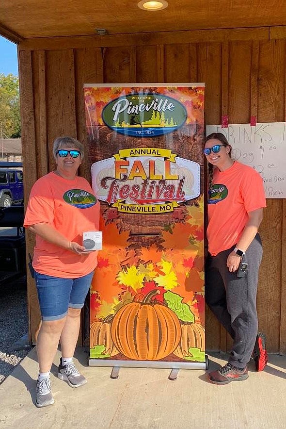 PHOTO BY MELISSA ZIEMIANIN. Photo of Stephanie and Kalee Sweeten at the 2020 Fall Festival. Event volunteers could be spotted wearing the same shirts.