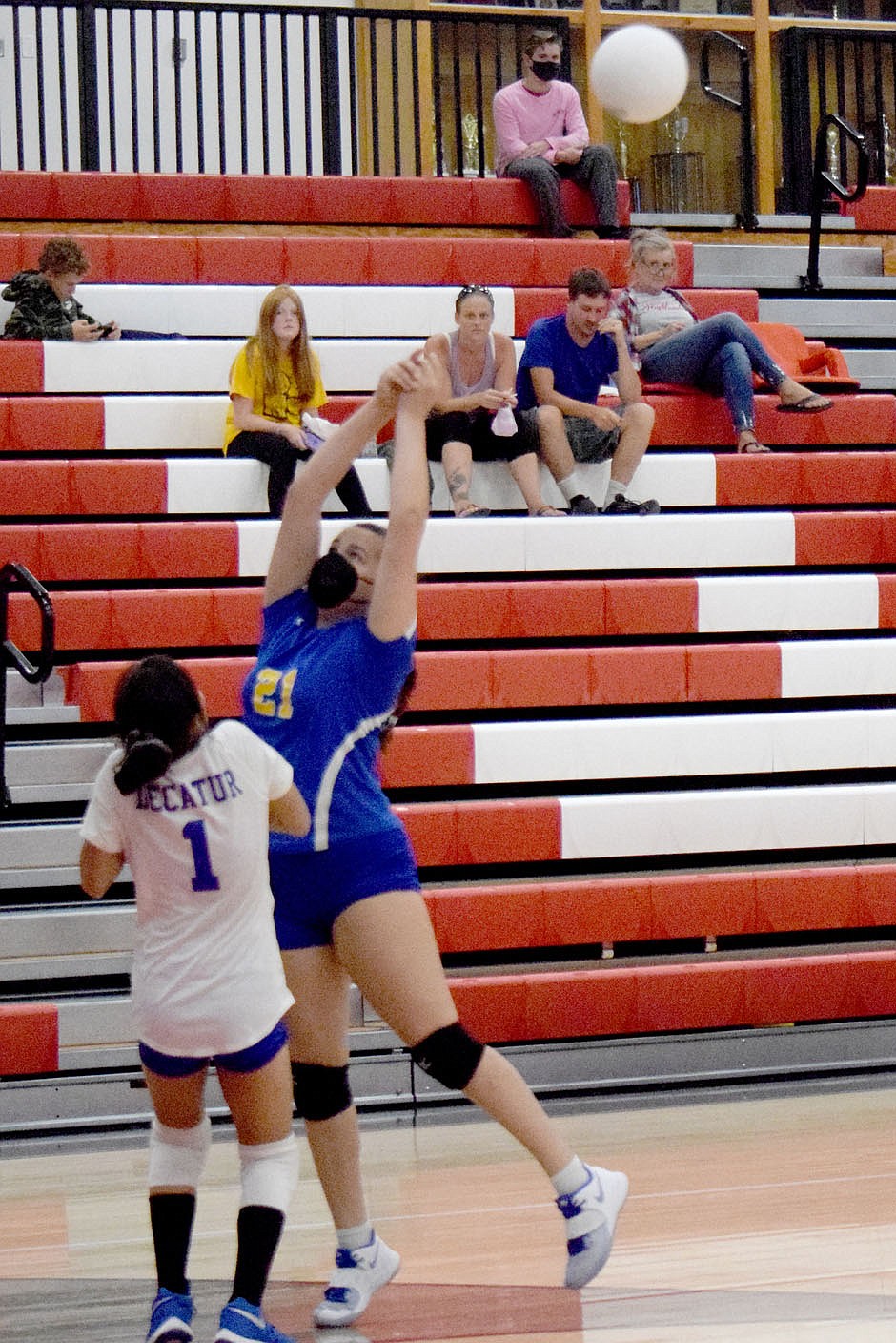 Westside Eagle Observer/MIKE ECKELS
Ariana Kumbera (21) passes the ball over her head to a teammate on the first row during the second set of the Eureka Springs-Decatur junior high volleyball match at Highlander gym in Eureka Springs Oct. 5. The Decatur Lady Bulldog junior high team defeated the Lady Highlanders in straight sets.