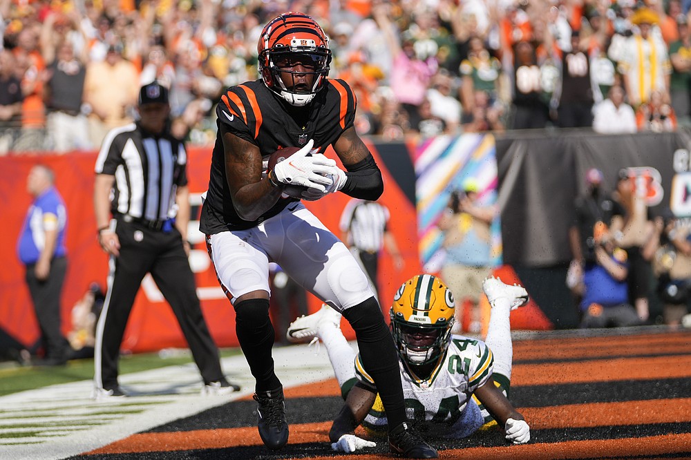 Cincinnati Bengals wide receiver Tee Higgins, front left, makes a catch for a two-point conversion in front of Green Bay Packers cornerback Isaac Yiadom (24) in the second half of an NFL football game in Cincinnati, Sunday, Oct. 10, 2021. (AP Photo/AJ Mast)