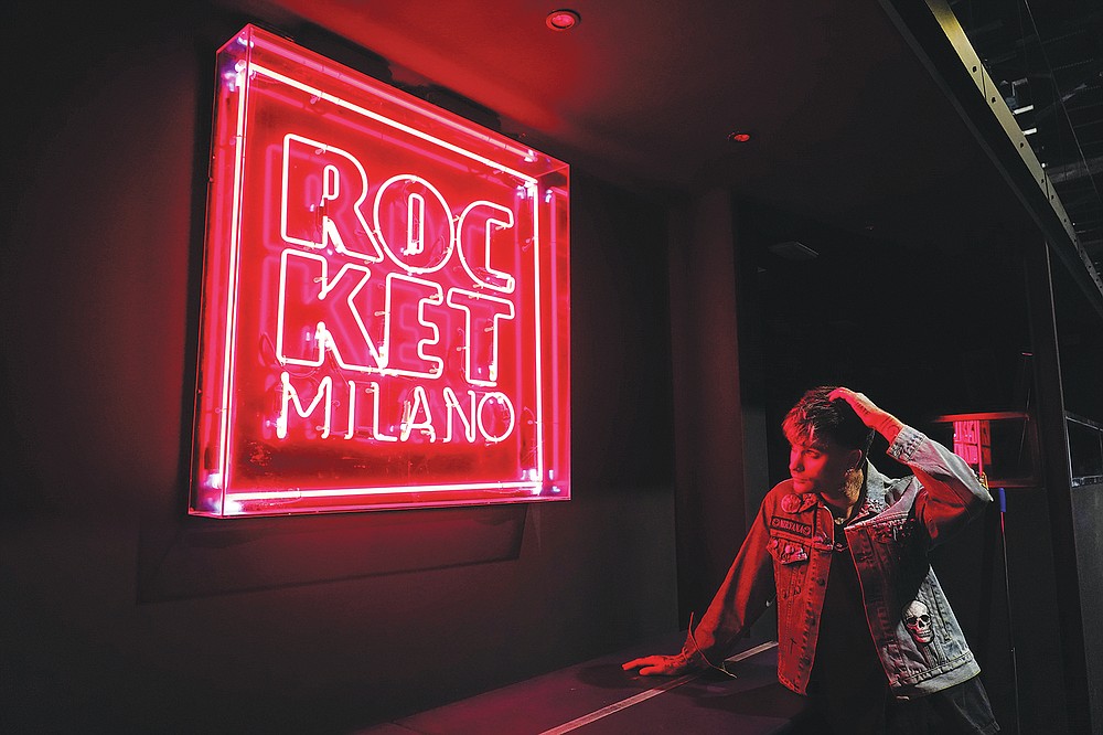 Il dj italiano Richey V, vero nome Francesco Orcese, Milano, vede un'insegna al neon all'interno del Rocket Club sabato 25 settembre 2021.  & Quota;  Richie V, che ha creato il vuoto, ha detto che è diventato un appuntamento inevitabile giovedì sera a Milano, e il club techno più popolare della regione, e che i primi giorni del blocco sono stati come una vacanza psicologica dal suo fitto calendario.  Con la campagna di vaccinazione italiana ora in pieno svolgimento, il governo ha finalmente dato il via libera alla riapertura dei locali notturni questo fine settimana.  La lunga attesa.  Suggeriscono che le sale possano essere aperte al 50% di capacità e al 70% di spazio aperto.  (Foto AB / Alberto Pessali)