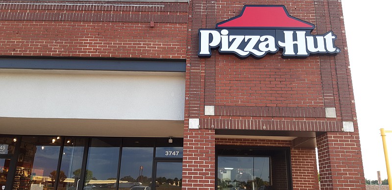 Pizza Hut has moved from its Richmond Road franchise to 374 Mall Drive, where Crave Pizza used to be. (Staff photo by Junius Stone)