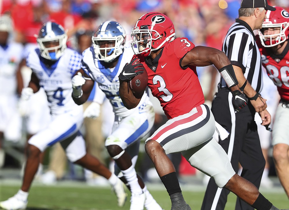 Georgia tailback Zamir White breaks away from Kentucky defenders on a touchdown run during the second quarter of an NCAA college football game against Kentucky, Saturday, Oct. 16, 2021, in Athens, Ga. (Curtis Compton/Atlanta Journal-Constitution via AP)