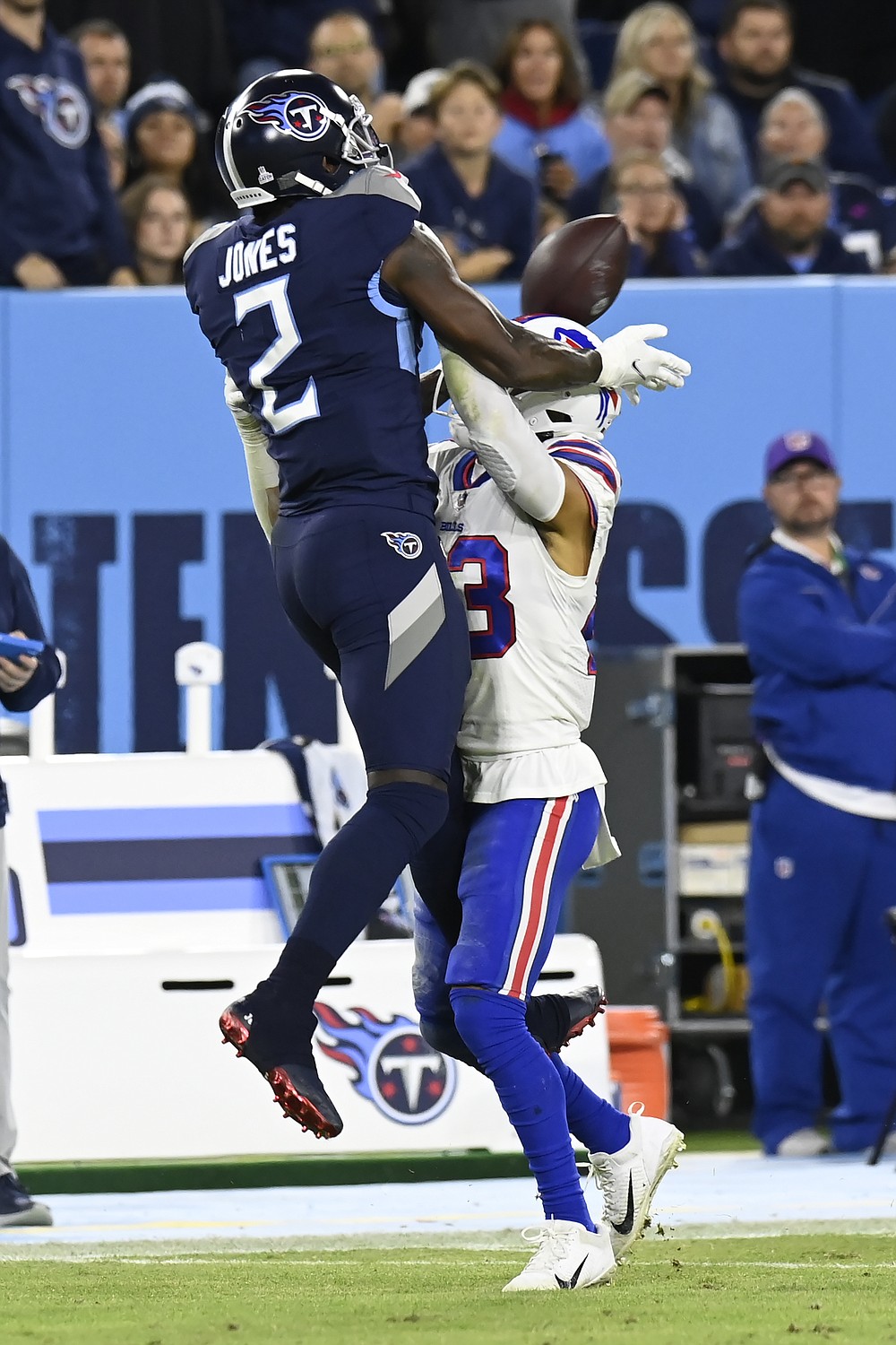 Titans hang on at end, end Bills' winning streak