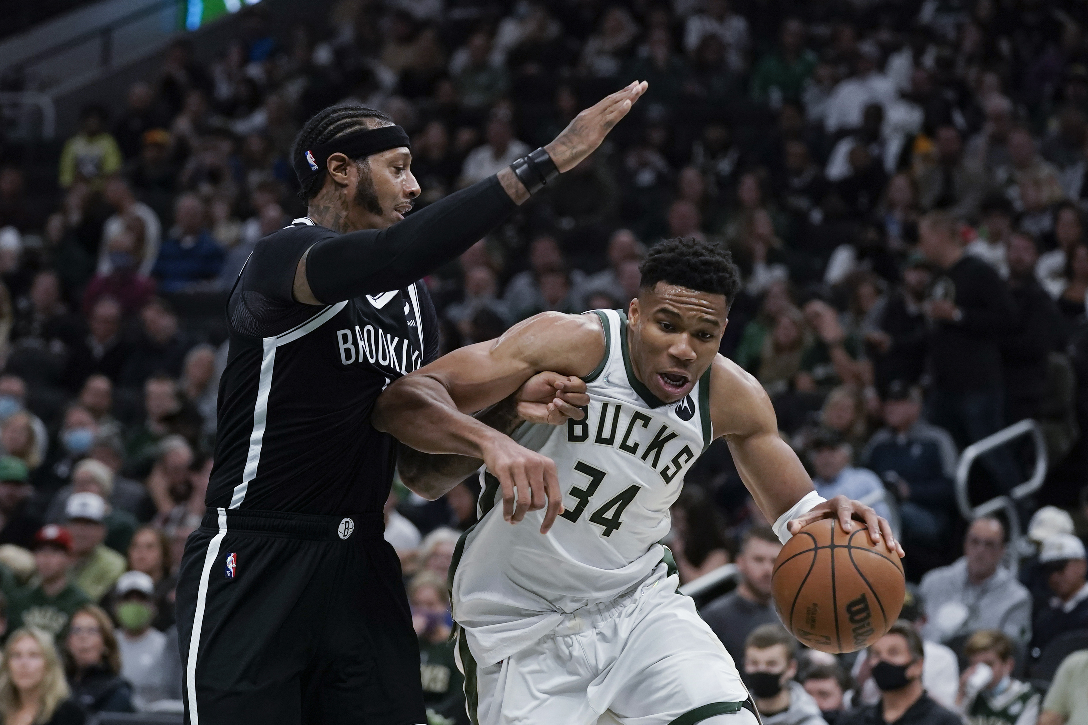 Giannis Antetokounmpo, Khris Middleton lead Bucks' win over Lakers