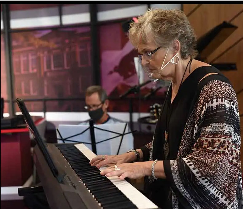 Pundits Turn To Podcast: Journalists' recorded Gridiron showcases music - Vimarsana News