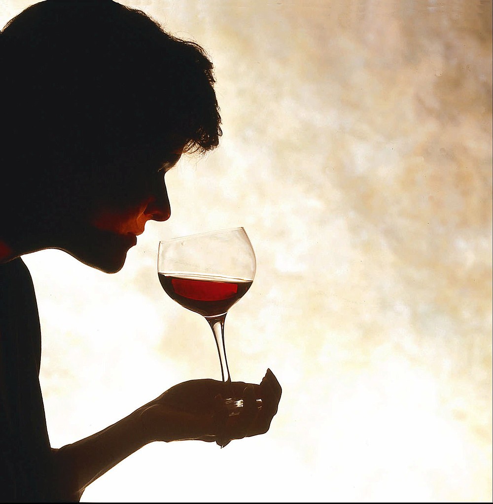 KRT FOOD STORY SLUGGED: DRINK KRT PHOTO ILLUSTRATION BY BOB FILA / CHICAGO TRIBUNE (7KRT-MAY 15) If the wine you are serving gives pleasure to you and those you share it with, you have chosen the right wine, what whatever his pedigree. (jdl52350) 1995 (COLOR)