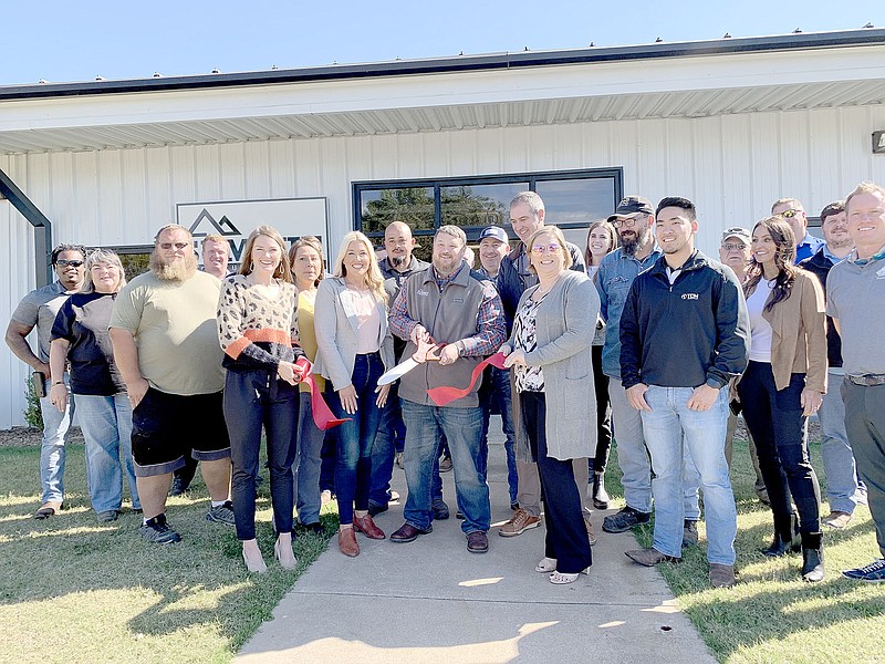 LYNN KUTTER ENTERPRISE-LEADER
Lincoln Area Chamber of Commerce sponsored a ribbon cutting ceremony for Summit Structural Systems, 706 S. West Ave., in Lincoln.