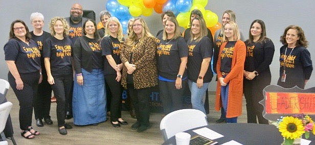 Westside Eagle Observer/SUSAN HOLLAND
Members of the advisory board for Gravette Bright Futures pose for a group photo. The board is made up of representatives from community groups, faith-based groups, human services providers and school personnel who all work together to make sure every student's needs are met.