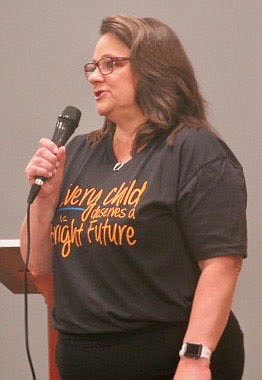Westside Eagle Observer/SUSAN HOLLAND
Lisa Singleton, talks to guests at the Bright Futures fifth anniversary celebration about the Snack Pack Program. Singleton has worked for several years with this program which provides backpacks filled with food for children during extended school breaks.