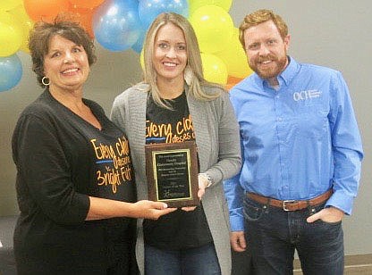 Westside Eagle Observer/SUSAN HOLLAND
Heather Finley, president of Gravette Bright Futures, presents an plaque to Ozarks Community Hospital, Bright Futures Partner of the Year. Accepting the award for OCH are Amanda Gittlein, marketing and communications manager, and Scott Taylor, hospital administrator.