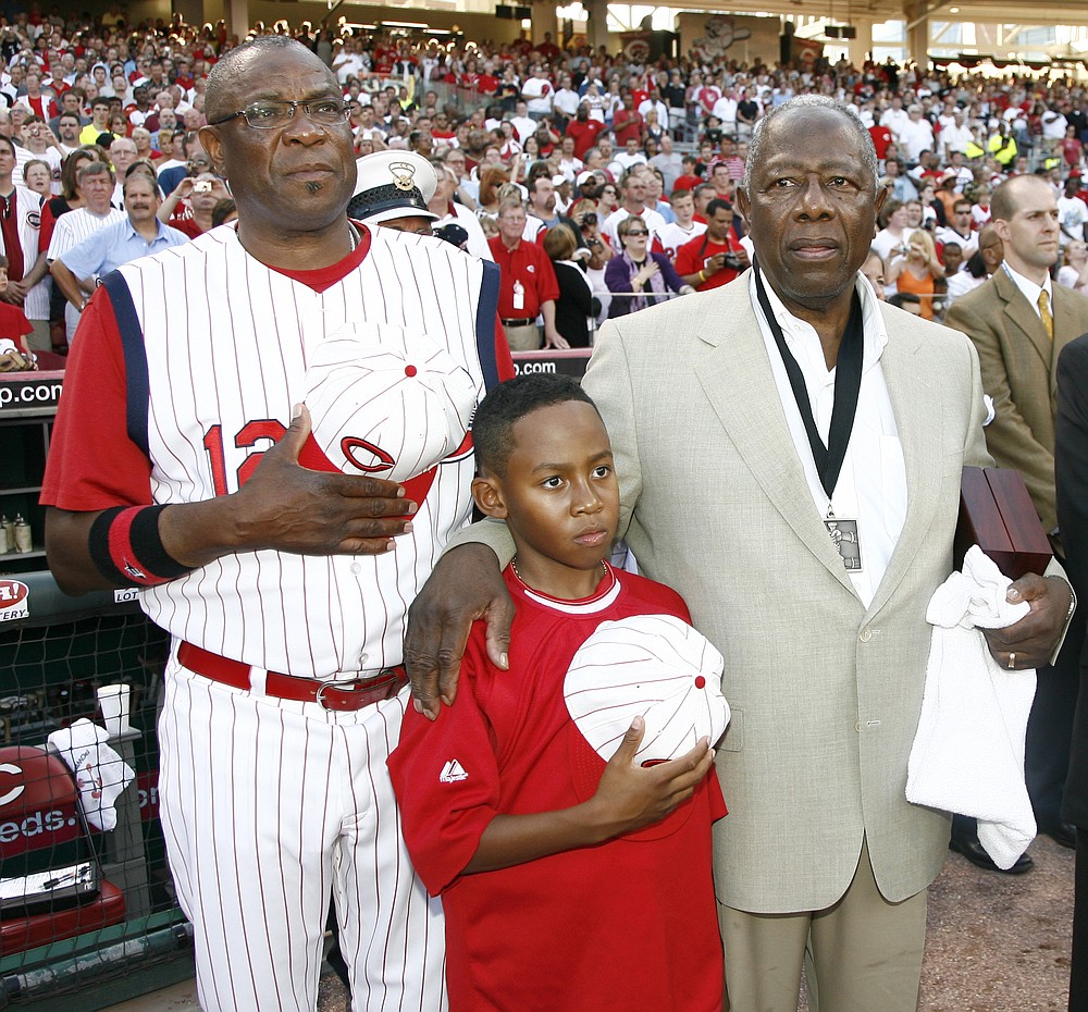 Brian Snitker greets Hank Aaron s wife Billye Aaron at a ceremony