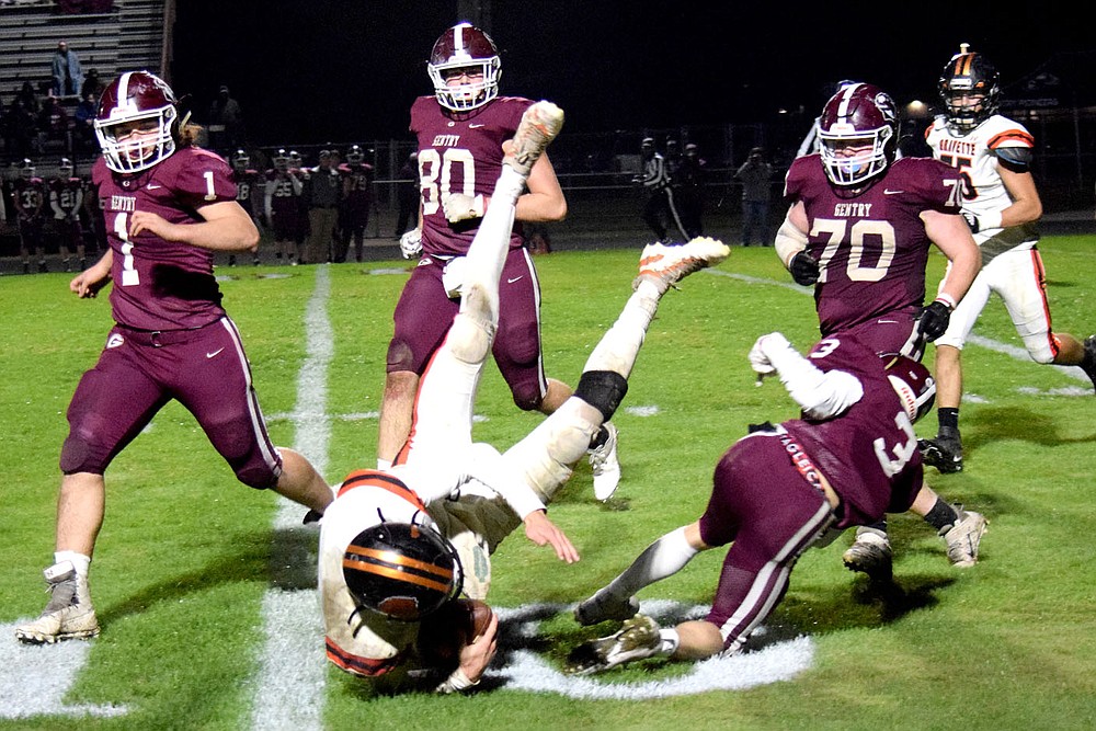 Pioneers cage Lions in season's last football game