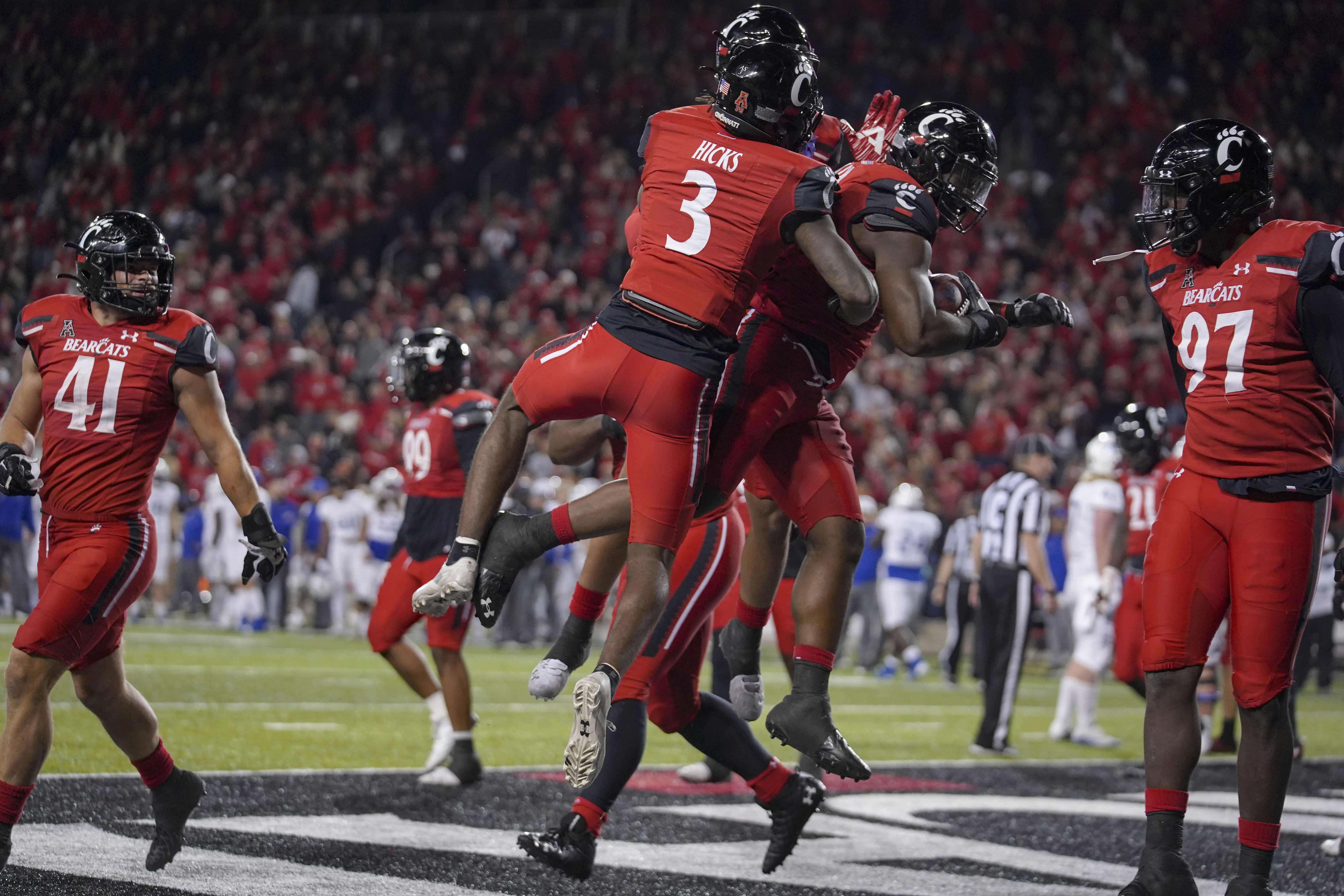No. 2 Cincinnati holds off Tulsa 28-20 in wild finish - Vimarsana News