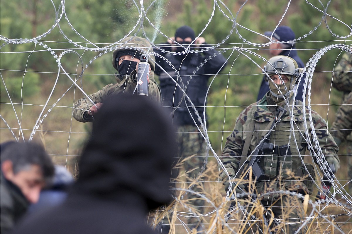 Migrants push Polish border