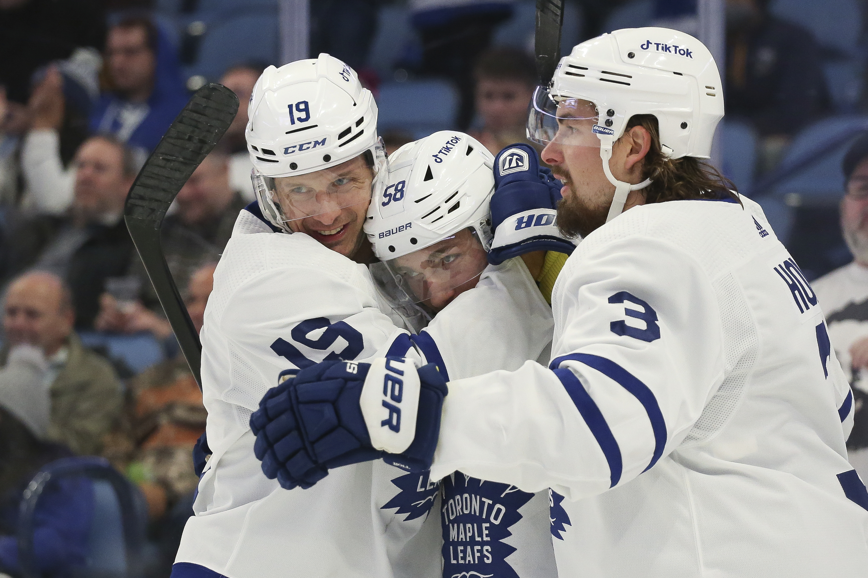 Chris Kreider scores twice, Rangers beat Sabres 5-1 in season opener