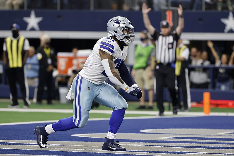 Dallas Cowboys running back Ezekiel Elliott (21) carries the ball