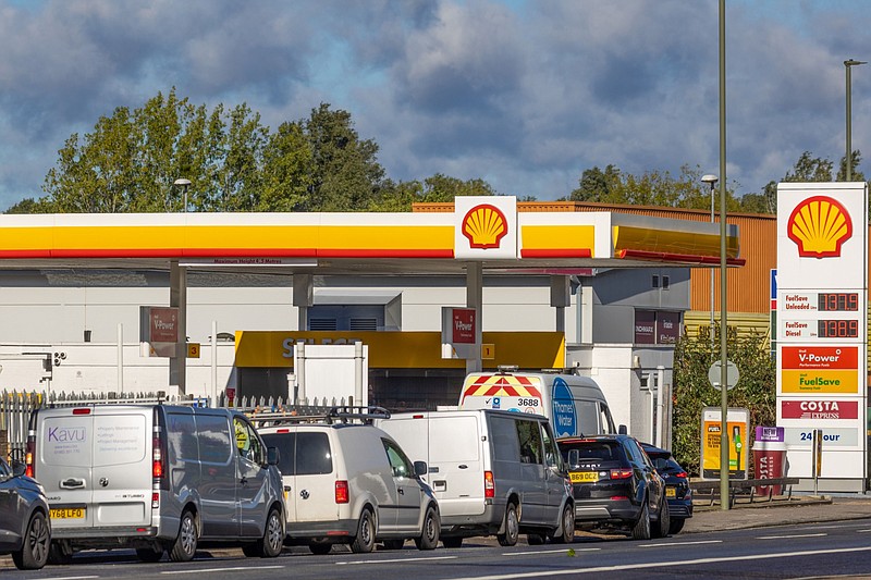 Cars line up for fuel at a Royal Dutch Shell station near Guildford, U.K., on Sept. 27, 2021. MUST CREDIT: Bloomberg photo by Jason Alden