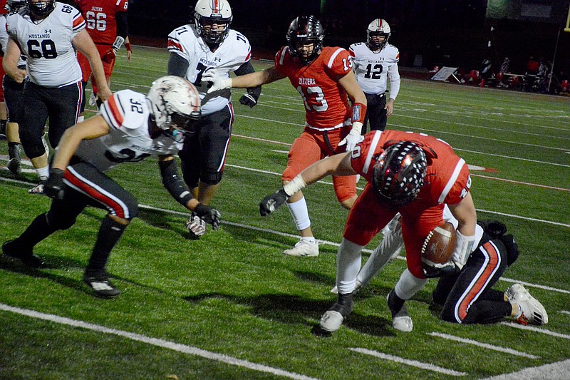 Graham Thomas/McDonald County Press
McDonald County linebacker Jared Mora (No. 32) converges on West Plains running back Connor Lair during Friday's Class 4 District 6 championship game in West Plains.