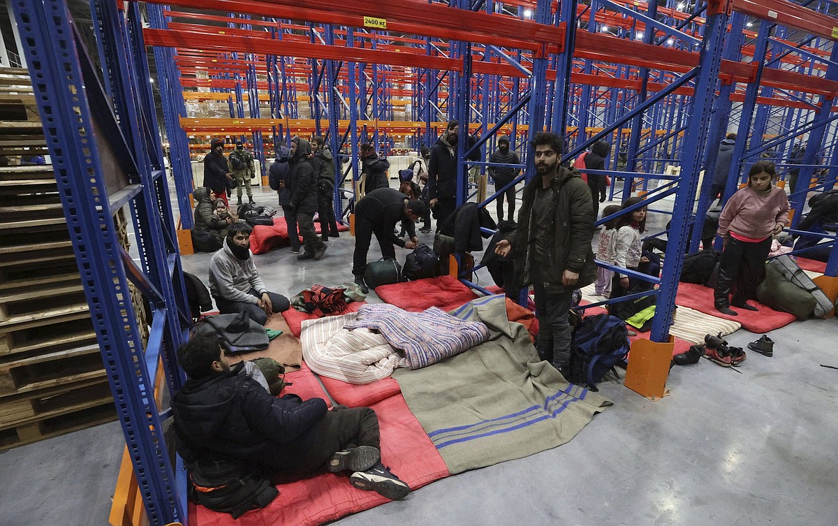 Polish forces, migrants clash at border