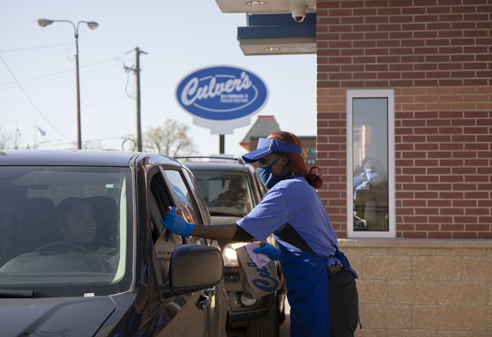 Quadruple drive-thru lanes? Restaurants aim to keep the line moving as to-go sales boom during the pandemic - Vimarsana News