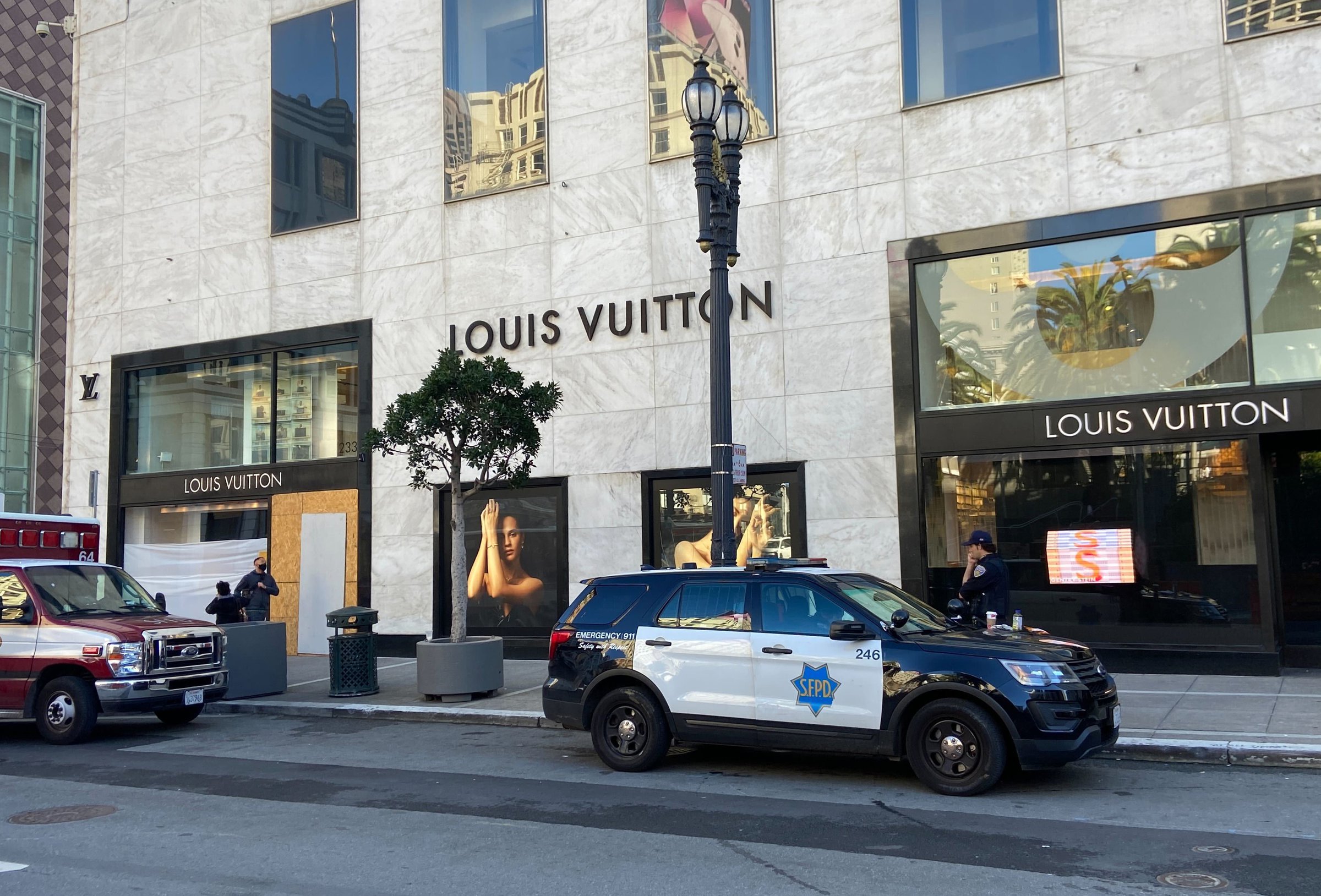 80 people ransack store in California - Vimarsana News