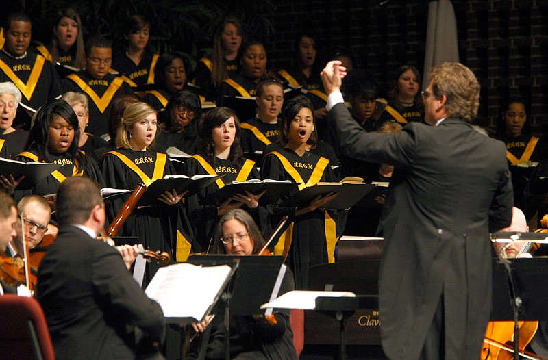Kent Skinner conducts the Arkansas Choral Society, members of the Little Rock Central High School Concert Choir and members of the Arkansas Symphony Orchestra in the 2008 performance of Handel’s “Messiah.” (Democrat-Gazette file photo)