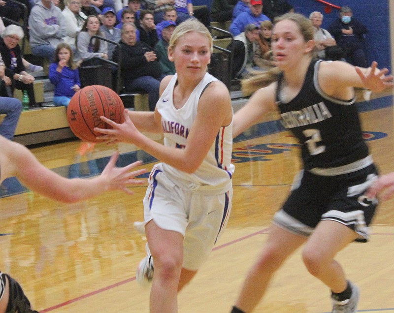 Democrat photo/Evan Holmes
Senior guard Bailey Lage drives to hole past a Lady Panthers defender.