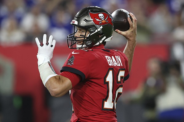 Tom Brady's run helps Buccaneers beat Giants to end losing streak