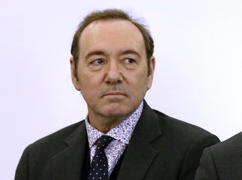 En esta foto del 7 de enero del 2019, Kevin Spacey comparece en un tribunal para responder a un cargo de abuso sexual en Nantucket, Massachusetts. El actor ganador del Oscar est&#x1821;cusado de manosear al hijo adolescente de una presentadora de noticias de Boston en el atestado bar del restaurante Club Car en el 2016. El jueves 30 de mayo, el juez del tribunal de distrito del condado de Nantucket Thomas Barrett fall&#xe0c75;e el restaurante debe entregar cualquier video de vigilancia tomado la noche en cuesti&#xeeba0;(Nicole Harnishfeger/The Inquirer and Mirror via AP, Pool, File)