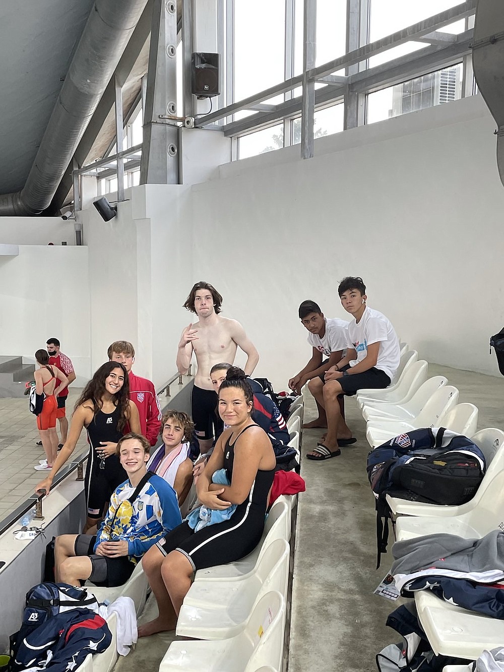 Fotografiu poskytol Texarkana, stred Jeremiah Matisse sa stretáva so svojím tímom a ďalšími medzinárodnými plavcami počas prvých Svetových školských športových hier do 15 rokov v Belehrade v Srbsku.