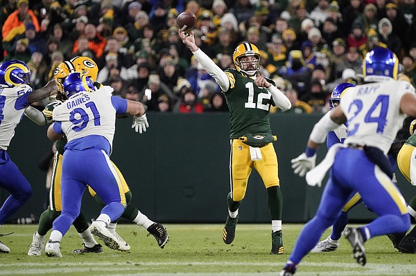 Rodgers steps up, leaves Rams reeling